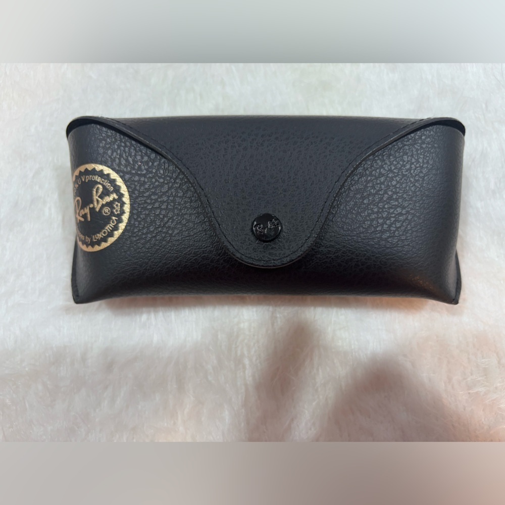 🕶️ Ray-Ban Black Case with Velvet Interior  🕶️